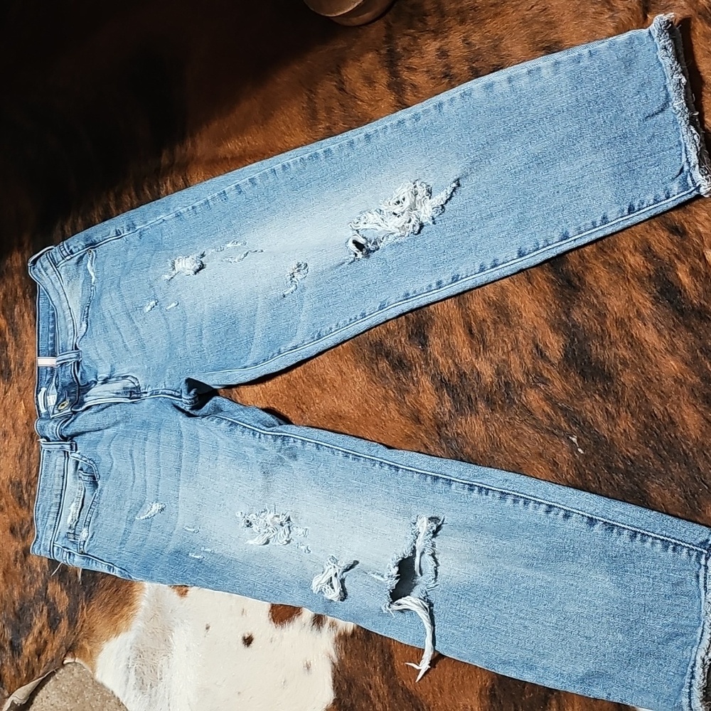 DISTRESSED JEANS